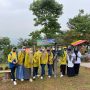 Ilustrasi objek wisata: Ibu-ibu PKK Kecamatan Cimanggung saat foto bersama di Pasirnanjung Geulis (cantik) di Desa Pasirnanjung, Kecamatan Cimanggung, Kabupaten Sumedang.