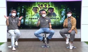 Executive General Manager TV dan Video Telkom, A.A. Gede Mayun Wirayuda (tengah) bersama Sutradara Series Musikal ‘Murid Terbaik’ Miqdad Prakoso (kanan) dalam acara virtual press conference peluncuran Series Musikal Anak ‘Murid Terbaik’ di Channel IndiKids dipandu oleh pembawa acara Indra Bekti (kiri), Jumat (11/2).