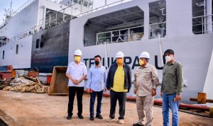 Menko Airlangga Hartarto melakukan peninjauan ke area galangan kapal nasional PT Daya Radar Utama (DRU) Shipyard di Srengsem, Kota Bandar Lampung, Sabtu (12/2).