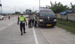 Saat PPKM level 3, petugas mengadakan operasi ganjil genap di ruas jalan Exit Tol Seroja.