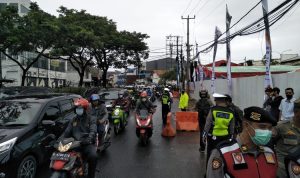 DITUTUP SEMENTARA: Prosesi Peletakan batu pertama di proyek underpass Jalan Dewo Sartika, situasi lalu lintas di jalan Dewi Sartika menuju Jalan Margonda Raya, Depok, Senin (14/2/2022).