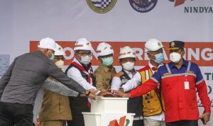 RESMIKAN PROYEK UNDERPASS: Gubernur Jawa Barat Ridwan Kamil (tiga dari kiri) bersama Wali Kota Depok Mohammad Idrs (dua dari kiri), Wakil Wali Kota Depok Imam Budi Hartono (tengah) dan jajaran membuka pembangunan proyek underpass di Jalan Dewi Sartika, Depok, Jawa Barat, Senin (14/2).