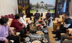 KEMUKAKAN PROGRAM EKONOMI SYARIAH; Pengurus Masyarakat Ekonomi Syariah Jawa Barat mengemukakan programnya kepada Pemprov Jabar.