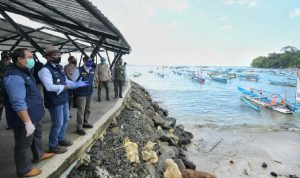 TINJAU LOKASI PARIWISATA: Gubernur Jawa Barat Ridwan Kamil saat meninjau lokasi pariwisata di Pangandaran, Jawa Barat.