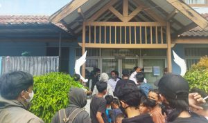 BERI PENJELASAN: Salah seorang pihak Kelurahan Kebon Waru, Kota Bandung menghadapi warga Anyer Dalam dan penggugat yang sedang menuntut pengeluaran surat kepemilikan fisik tanah di halaman depan kantor kelurahan, Senin (14/2).