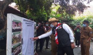 Wali Kota Depok Minta Ridwan Kamil Desain Masjid Raya Depok DAMPINGI GUBERNUR: Wali Kota Depok Mohammad Idris mendampingi Gubernur Jawa Barat Ridwan Kamil usai groundbreaking underpass Dewi Sartika, Depok, Senin (14/2).