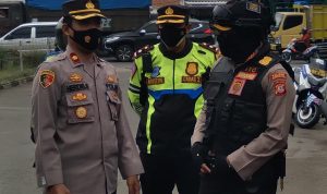 Kapolres Sumedang, AKBP Eko Prasetyo Robbyanto (kanan) bersama Kapolsek Cimanggung, Kompol Herdis Suhardiman (kiri) saat lakukan pemantauan PPKM Level 3. (Jabar Ekspres)