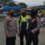 Kapolres Sumedang, AKBP Eko Prasetyo Robbyanto (kanan) bersama Kapolsek Cimanggung, Kompol Herdis Suhardiman (kiri) saat lakukan pemantauan PPKM Level 3. (Jabar Ekspres)