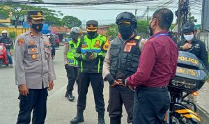 Kapolres Sumedang, AKBP Eko Prasetyo Robbyanto saat lakukan pemantauan PPKM Level 3 di wilayah Barat. (Jabar Ekspres)