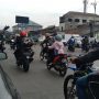 Anggota Polsek Cimanggung saat atur lajur sekaligus berjaga menghadang pengendara motor yang lawan arus lalu lintas di Jalan Raya Bandung-Garut. (Jabar Ekspres)
