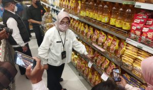 Tak Perlu Panik! Stok Minyak Goreng di Kota Bandung Aman AMAN: Kepala Dinas Perdagangan dan Perindustrian (Disdagin) Kota Bandung, Elly Wasliah memastikan stok minyak goreng di Kota Bandung, aman.