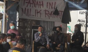 GUGAT PTUN: Warga Anyer Dalam saat menggelar konferensi pers di area reruntuhan penggusuran oleh PT. KAI, Jalan Anyer Dalam, Kelurahan Kebon Waru, Kecamatan Batununggal, Kota Bandung, pada Kamis (17/2) sore tadi. (Deni/Jabar Ekspres)
