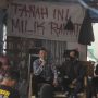 GUGAT PTUN: Warga Anyer Dalam saat menggelar konferensi pers di area reruntuhan penggusuran oleh PT. KAI, Jalan Anyer Dalam, Kelurahan Kebon Waru, Kecamatan Batununggal, Kota Bandung, pada Kamis (17/2) sore tadi. (Deni/Jabar Ekspres)
