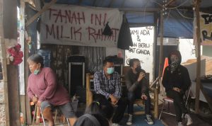 Kuasa hukum warga Anyer Dalam, Tarid Febriana menjawab pertanyaan awak media saat konferensi pers di lokasi reruntuhan penggusuran warga Jalan Anyer Dalam, pada Kamis (17/2). (Deni/Jabar Ekspres)