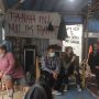 Kuasa hukum warga Anyer Dalam, Tarid Febriana menjawab pertanyaan awak media saat konferensi pers di lokasi reruntuhan penggusuran warga Jalan Anyer Dalam, pada Kamis (17/2). (Deni/Jabar Ekspres)