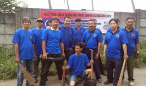 BAKTI SOSIAL: Pengurus dan Anggota Persatuan Wartawan Indonesia (PWI) Kota Cimahi usai memperingati Hari Peduli Sampah Nasional Tahun 2015 lalu.