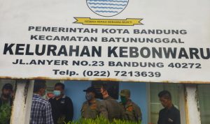 AUDIENSI: Perwakilan warga jalan Anyer Dalam saat mendatangi kembali kantor Kelurahan Kebon Waru, Kecamatan Batununggal, Kota Bandung. (Muhamad Nizar/Jabar Ekspres)