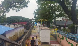 Pedagang Teras Cihampelas Pertanyakan Sikap Tegas Satpol PP SEPI: Aktivitas jual-beli di Teras Cihampelas atau Skywalk Cihampelas masih sepi pasca dihajar pandemi. Dari sebanyak 192 kios, sekira belasan kios yang masih bertahan.