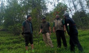 Bupati Bandung Dadang Supriatna bersama Sekretaris Dinas Pekerjaan Umum dan Tata Ruang Kabupaten Bandung, Camat Cilengkrang dan Kepala Desa Cipanjalu meninjau langsung kawasan perbatasan antara Kabupaten Bandung dan Bandung Barat