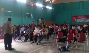 Tagana Utama Jawa Barat, Dedi Turjana saat berikan pembekalan kebencanaan kepada warga yang dibentuk sebagai pengurus Kampung Siaga Bencana di Desa Cihanjuang, Kecamatan Cimanggung, Kabupaten Sumedang. (Jabar Ekspres)