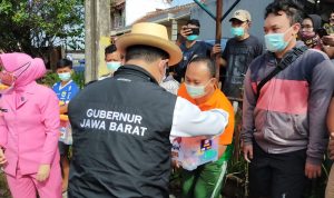 Kunjungi Lokasi Bencana Banjir Bandang, Ridwan Kamil Berikan Bantuan 2 Miliar untuk Renovasi Rumah