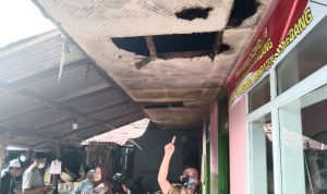 Kondisi Kantor Pasar Tradisional Parakan Muncang di Kecamatan Cimanggung, Kabupaten Sumedang yang rusak dan sampai sekarang belum diperbaiki. (Jabar Ekspres)