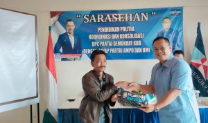 GELAR KONSOLIDASI: Ketua DPC Partai Demokrat KBB, Iwan Setiawan (kanan) saat memberikan sebuah kaos kepada tokoh yang bergabung dengan Demokrat dalam kegiatan konsolidasi sayap partai, Minggu (21/2).