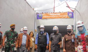 Gubernur Jawa barat, Ridwan Kamil bersama Plt Wali Kota Cimahi, Ngatiyana beserta jajaran lainya, saat meninjau Underpass Sriwijaya. Selasa (2/22). (Foto: Deni/Jabar Ekspres)