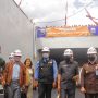 Gubernur Jawa barat, Ridwan Kamil bersama Plt Wali Kota Cimahi, Ngatiyana beserta jajaran lainya, saat meninjau Underpass Sriwijaya. Selasa (2/22). (Foto: Deni/Jabar Ekspres)