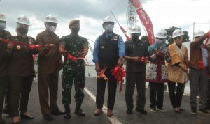 Gubernur Jawa Barat, Ridwan Kamil saat peresmian Underpass Dustira-Sriwijaya, Selasa (22/2).