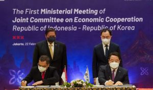 Menteri Koordinator Bidang Perekonomian Airlangga Hartarto mengadakan pertemuan dengan Menteri Perdagangan, Industri dan Energi (MOTIE) Korea Selatan Moon Sung Wook dalam Joint Committee Meeting on Economic Cooperation (JCEC) Indonesia–Korea Selatan, Selasa (22/2).