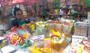 Stok minyak goreng dalam kemasan premium di Pasar Tradisional. (Foto: Sandi Nugraha/Jabar Ekspres)