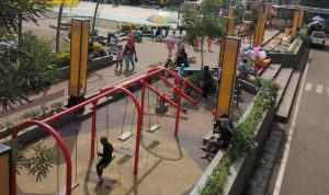 Aktivitas masyarakat di Alun-alun Cicalengka, Kabupaten Bandung saat PPKM Level 3.