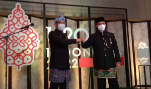 Ridwan Kamil (Kiri) dan Anies Baswedan (Kanan) seusai melangsungkan acara U20 di Hotel Pullman, Bandung. Kamis (24/2). (Foto: Sandi Nugraha/Jabar Ekspres)