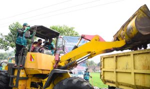 Ratusan Ton Sampah di Pasar Banjaran Sudah Diangkut Proses pengangkutan sampah di Pasar Banjaran.