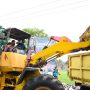 Proses pengangkutan sampah di Pasar Banjaran.