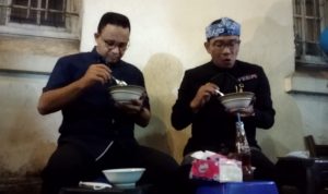 Gubernur Jawa Barat, Ridwan Kamil dan Gubernur DKI Jakarta, Anies Baswedan saat makan bubur di Bubur Ayam PR, Kamis (24/2) malam. (Istimewa)