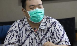 BERIKAN PERHATIAN: Anggota DPRD Kota Bandung dari Partai Solidaritas Indonesia (PSI) Christian Julianto, meminta pemkot agar segera menggelar operasi pasar.
