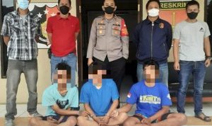 Polsek Rancaekek Berhasil Bekuk 3 Pelaku Curanmor Kapolsek Rancaekek, Kompol Nanang Heru S (tengah) bersama Unit Reskrim Polsek Rancaekek yang berhasil membekuk dan mengamankan tersangka curanmor berinisial SS, FM dan RN. (Istimewa)