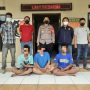 Kapolsek Rancaekek, Kompol Nanang Heru S (tengah) bersama Unit Reskrim Polsek Rancaekek yang berhasil membekuk dan mengamankan tersangka curanmor berinisial SS, FM dan RN. (Istimewa)