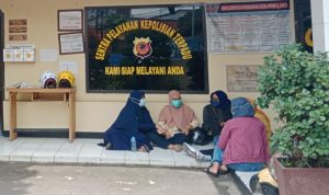 Puluhan Korban Penipuan Arisan Online Datangi Polsek Jatinangor, Begini Kata Kapolsek Beberapa orang di antara puluhan korban yang datangi Kantor Polsek Jatinangor mengejar terduga pelalu dugaan penipuan berkedok arisan online. (Istimewa)