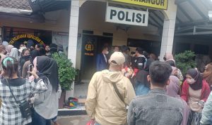 Ratusan Warga Jatinangor Diduga Tertipu Arisan Bodong, Kerugian Capai Rp16 Miliar Ratusan warga Jatinangor mengaku tertipu arisan bodong dengan sistem online.Mereka kompak mendatangi Polsek Jatinangor untuk bertemu pelaku