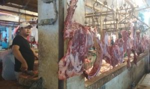 Penjual daging sapi di Pasar Gudang Tigaraksa, Kabupaten Tangerang (Foto:FIN/Rikhi Ferdian)