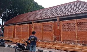 Atap shelter Alun-alun Sangkala Buana ambruk pada Minggu siang, (Foto: Dedi Haryadi/radarcirebon.com)
