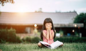 Ilustrasi malas membaca buku (sumber: freepik)