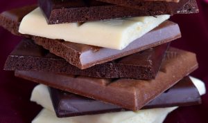Ingin Beri Hadiah Valentine? Kenali Dulu Perbedaan Kandungan Gizi Cokelat Hitam dan Putih