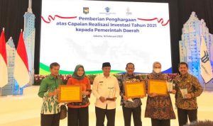 Gubernur Jawa Barat Ridwan Kamil diwakili Wakil Gubernur Uu Ruzhanul Ulum menerima penghargaan investasi dari BKPM RI, Rabu (16/2)