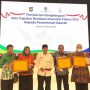 Gubernur Jawa Barat Ridwan Kamil diwakili Wakil Gubernur Uu Ruzhanul Ulum menerima penghargaan investasi dari BKPM RI, Rabu (16/2)