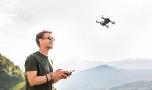 Ilustrasi seseorang sedang menggunakan drone. (Pixabay)