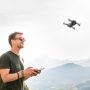 Ilustrasi seseorang sedang menggunakan drone. (Pixabay)